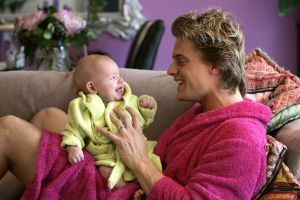 14-11-2005 SHOWBIZZ; WINSTON POST MEER DAN GELUKKIG MET ZOON JAYDEN EN ZIJN DENISE. Winston Post 33 jr.en zijn vrouw Denise 27 jr.zijn meer dan gelukkig met hun zoon Jayden die op 19 juli jl. werd geboren.Winston druk bezig met zijn show Caveman staat zeker tot volgend jaar op de planken. Winston ook  druk bezig met de training voor Parijs Dakar woestijnrace die weer van start gaat in Januari. Winston zal  mee gaan rijden in een KIA Sorento.
foto: Albert den Iseger.