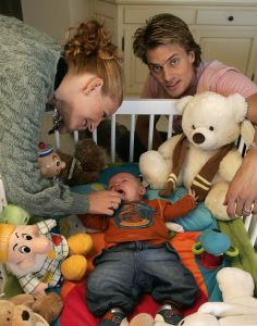 14-11-2005 SHOWBIZZ; WINSTON POST MEER DAN GELUKKIG MET ZOON JAYDEN EN ZIJN DENISE. Winston Post 33 jr.en zijn vrouw Denise 27 jr.zijn meer dan gelukkig met hun zoon Jayden die op 19 juli jl. werd geboren.Winston druk bezig met zijn show Caveman staat zeker tot volgend jaar op de planken. Winston ook  druk bezig met de training voor Parijs Dakar woestijnrace die weer van start gaat in Januari. Winston zal  mee gaan rijden in een KIA Sorento.
foto: Albert den Iseger.