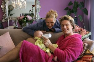 14-11-2005 SHOWBIZZ; WINSTON POST MEER DAN GELUKKIG MET ZOON JAYDEN EN ZIJN DENISE. Winston Post 33 jr.en zijn vrouw Denise 27 jr.zijn meer dan gelukkig met hun zoon Jayden die op 19 juli jl. werd geboren.Winston druk bezig met zijn show Caveman staat zeker tot volgend jaar op de planken. Winston ook  druk bezig met de training voor Parijs Dakar woestijnrace die weer van start gaat in Januari. Winston zal  mee gaan rijden in een KIA Sorento.
foto: Albert den Iseger.