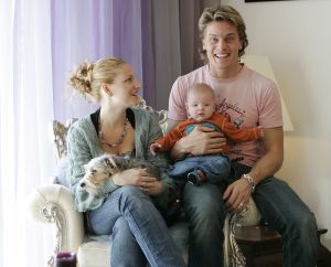 14-11-2005 SHOWBIZZ; WINSTON POST MEER DAN GELUKKIG MET ZOON JAYDEN EN ZIJN DENISE. Winston Post 33 jr.en zijn vrouw Denise 27 jr.zijn meer dan gelukkig met hun zoon Jayden die op 19 juli jl. werd geboren.Winston druk bezig met zijn show Caveman staat zeker tot volgend jaar op de planken. Winston ook  druk bezig met de training voor Parijs Dakar woestijnrace die weer van start gaat in Januari. Winston zal  mee gaan rijden in een KIA Sorento.
foto: Albert den Iseger.