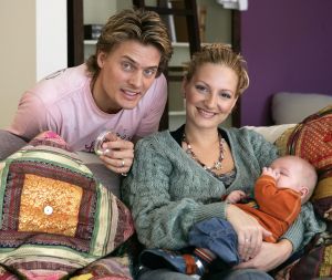 14-11-2005 SHOWBIZZ; WINSTON POST MEER DAN GELUKKIG MET ZOON JAYDEN EN ZIJN DENISE. Winston Post 33 jr.en zijn vrouw Denise 27 jr.zijn meer dan gelukkig met hun zoon Jayden die op 19 juli jl. werd geboren.Winston druk bezig met zijn show Caveman staat zeker tot volgend jaar op de planken. Winston ook  druk bezig met de training voor Parijs Dakar woestijnrace die weer van start gaat in Januari. Winston zal  mee gaan rijden in een KIA Sorento.
foto: Albert den Iseger.