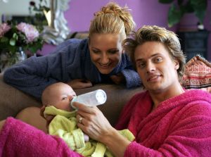 14-11-2005 SHOWBIZZ; WINSTON POST MEER DAN GELUKKIG MET ZOON JAYDEN EN ZIJN DENISE. Winston Post 33 jr.en zijn vrouw Denise 27 jr.zijn meer dan gelukkig met hun zoon Jayden die op 19 juli jl. werd geboren.Winston druk bezig met zijn show Caveman staat zeker tot volgend jaar op de planken. Winston ook  druk bezig met de training voor Parijs Dakar woestijnrace die weer van start gaat in Januari. Winston zal  mee gaan rijden in een KIA Sorento.
foto: Albert den Iseger.