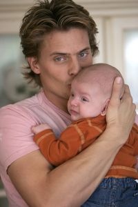 14-11-2005 SHOWBIZZ; WINSTON POST MEER DAN GELUKKIG MET ZOON JAYDEN EN ZIJN DENISE. Winston Post 33 jr.en zijn vrouw Denise 27 jr.zijn meer dan gelukkig met hun zoon Jayden die op 19 juli jl. werd geboren.Winston druk bezig met zijn show Caveman staat zeker tot volgend jaar op de planken. Winston ook  druk bezig met de training voor Parijs Dakar woestijnrace die weer van start gaat in Januari. Winston zal  mee gaan rijden in een KIA Sorento.
foto: Albert den Iseger.