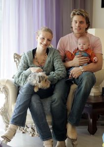 14-11-2005 SHOWBIZZ; WINSTON POST MEER DAN GELUKKIG MET ZOON JAYDEN EN ZIJN DENISE. Winston Post 33 jr.en zijn vrouw Denise 27 jr.zijn meer dan gelukkig met hun zoon Jayden die op 19 juli jl. werd geboren.Winston druk bezig met zijn show Caveman staat zeker tot volgend jaar op de planken. Winston ook  druk bezig met de training voor Parijs Dakar woestijnrace die weer van start gaat in Januari. Winston zal  mee gaan rijden in een KIA Sorento.
foto: Albert den Iseger.