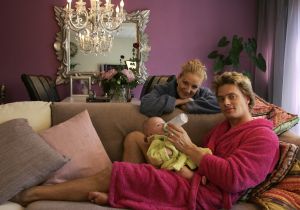 14-11-2005 SHOWBIZZ; WINSTON POST MEER DAN GELUKKIG MET ZOON JAYDEN EN ZIJN DENISE. Winston Post 33 jr.en zijn vrouw Denise 27 jr.zijn meer dan gelukkig met hun zoon Jayden die op 19 juli jl. werd geboren.Winston druk bezig met zijn show Caveman staat zeker tot volgend jaar op de planken. Winston ook  druk bezig met de training voor Parijs Dakar woestijnrace die weer van start gaat in Januari. Winston zal  mee gaan rijden in een KIA Sorento.
foto: Albert den Iseger.