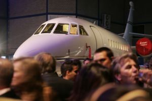 04-11-2005 SHOWBIZZ; ERIK DE VLIEGER LANCEERT DE NIEUWE QUOTE 500 IN HANGAR. Het Quote 500 spektakel in hangar nr. 3 op Schiphol Oost was er weer een op niet gauw te vergeten. Met een helikopter een met goud beschilderde geldwagen en vele liters champagne aangevuld met kilo s kaviaar zo introduceerde Jort Kelder en team de Quote 500, de lijst met de 500 rijkste Nederlanders. Vele rijke bobo s waren aanwezig oa Erik de Vlieger als agent, Annemarie van Gaal Jan Riedstra Harry Mens en Bodo Douque de softwareondernemer. Ook covergirl Femke was aanwezig en bracht toch even 25000 euro op voor het goede doel.
foto: Albert den Iseger