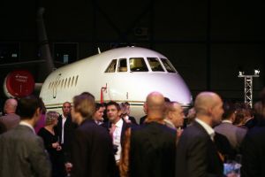 04-11-2005 SHOWBIZZ; ERIK DE VLIEGER LANCEERT DE NIEUWE QUOTE 500 IN HANGAR. Het Quote 500 spektakel in hangar nr. 3 op Schiphol Oost was er weer een op niet gauw te vergeten. Met een helikopter een met goud beschilderde geldwagen en vele liters champagne aangevuld met kilo s kaviaar zo introduceerde Jort Kelder en team de Quote 500, de lijst met de 500 rijkste Nederlanders. Vele rijke bobo s waren aanwezig oa Erik de Vlieger als agent, Annemarie van Gaal Jan Riedstra Harry Mens en Bodo Douque de softwareondernemer. Ook covergirl Femke was aanwezig en bracht toch even 25000 euro op voor het goede doel.
foto: Albert den Iseger
