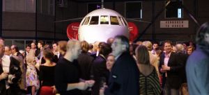 04-11-2005 SHOWBIZZ; ERIK DE VLIEGER LANCEERT DE NIEUWE QUOTE 500 IN HANGAR. Het Quote 500 spektakel in hangar nr. 3 op Schiphol Oost was er weer een op niet gauw te vergeten. Met een helikopter een met goud beschilderde geldwagen en vele liters champagne aangevuld met kilo s kaviaar zo introduceerde Jort Kelder en team de Quote 500, de lijst met de 500 rijkste Nederlanders. Vele rijke bobo s waren aanwezig oa Erik de Vlieger als agent, Annemarie van Gaal Jan Riedstra Harry Mens en Bodo Douque de softwareondernemer. Ook covergirl Femke was aanwezig en bracht toch even 25000 euro op voor het goede doel.
foto: Albert den Iseger
