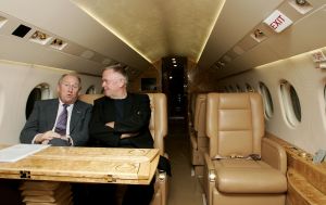 04-11-2005 SHOWBIZZ; ERIK DE VLIEGER LANCEERT DE NIEUWE QUOTE 500 IN HANGAR. Het Quote 500 spektakel in hangar nr. 3 op Schiphol Oost was er weer een op niet gauw te vergeten. Met een helikopter een met goud beschilderde geldwagen en vele liters champagne aangevuld met kilo s kaviaar zo introduceerde Jort Kelder en team de Quote 500, de lijst met de 500 rijkste Nederlanders. Vele rijke bobo s waren aanwezig oa Erik de Vlieger als agent, Annemarie van Gaal Jan Riedstra Harry Mens en Bodo Douque de softwareondernemer. Ook covergirl Femke was aanwezig en bracht toch even 25000 euro op voor het goede doel.
foto: Albert den Iseger