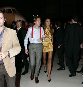 04-11-2005 SHOWBIZZ; ERIK DE VLIEGER LANCEERT DE NIEUWE QUOTE 500 IN HANGAR. Het Quote 500 spektakel in hangar nr. 3 op Schiphol Oost was er weer een op niet gauw te vergeten. Met een helikopter een met goud beschilderde geldwagen en vele liters champagne aangevuld met kilo s kaviaar zo introduceerde Jort Kelder en team de Quote 500, de lijst met de 500 rijkste Nederlanders. Vele rijke bobo s waren aanwezig oa Erik de Vlieger als agent, Annemarie van Gaal Jan Riedstra Harry Mens en Bodo Douque de softwareondernemer. Ook covergirl Femke was aanwezig en bracht toch even 25000 euro op voor het goede doel.
foto: Albert den Iseger