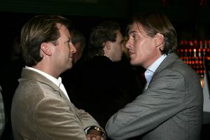 04-11-2005 SHOWBIZZ; ERIK DE VLIEGER LANCEERT DE NIEUWE QUOTE 500 IN HANGAR. Het Quote 500 spektakel in hangar nr. 3 op Schiphol Oost was er weer een op niet gauw te vergeten. Met een helikopter een met goud beschilderde geldwagen en vele liters champagne aangevuld met kilo s kaviaar zo introduceerde Jort Kelder en team de Quote 500, de lijst met de 500 rijkste Nederlanders. Vele rijke bobo s waren aanwezig oa Erik de Vlieger als agent, Annemarie van Gaal Jan Riedstra Harry Mens en Bodo Douque de softwareondernemer. Ook covergirl Femke was aanwezig en bracht toch even 25000 euro op voor het goede doel.
foto: Albert den Iseger