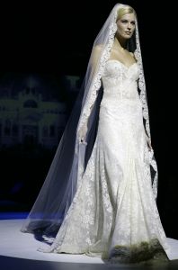 26-11-2005 SHOWBIZZ: ADDY VAN DEN KROMMENACKER PRIVATE LABEL COLLECTION 2006. Defile et diner in Hulskampgebouw aan de Maas te Rotterdam.
foto: Albert den Iseger