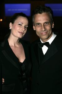 27-11-2005 SHOWBIZZ: ADDY VAN DEN KROMMENACKER ZORGT VOOR GLAMOUR MODE AAN DE MAAS. Addy presenteerde zijn private label collection 2006 in het authentieke Hulskampgebouw te Rotterdam. De derde private collection van Addy was er een die bestond alleen uit eyecatchers. Romantische chiffonjurkjes in uni en dessins, blouses en bustiers in zeer exclusieve foulardprints en prachtige avondjurken  van satijn chiffon en kant.De gehele show was geinspireerd door de diners en feesten op de grote cruiseschepen van de dertig en veertiger jaren. Vele BNers genoten van dit modefeest aan de Maas o.a .Conny Breukhoven, Jan en Monique de Bouvrie, Sandra Reemer, Ans Markus, Irene v.d.Laar, Fabiene de Vries en Antje Montero.
foto: Albert den Iseger.
