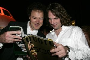 04-11-2005 SHOWBIZZ; ERIK DE VLIEGER LANCEERT DE NIEUWE QUOTE 500 IN HANGAR. Het Quote 500 spektakel in hangar nr. 3 op Schiphol Oost was er weer een op niet gauw te vergeten. Met een helikopter een met goud beschilderde geldwagen en vele liters champagne aangevuld met kilo s kaviaar zo introduceerde Jort Kelder en team de Quote 500, de lijst met de 500 rijkste Nederlanders. Vele rijke bobo s waren aanwezig oa Erik de Vlieger als agent, Annemarie van Gaal Jan Riedstra Harry Mens en Bodo Douque de softwareondernemer. Ook covergirl Femke was aanwezig en bracht toch even 25000 euro op voor het goede doel.
foto: Albert den Iseger