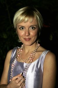 27-11-2005 SHOWBIZZ: ADDY VAN DEN KROMMENACKER ZORGT VOOR GLAMOUR MODE AAN DE MAAS. Addy presenteerde zijn private label collection 2006 in het authentieke Hulskampgebouw te Rotterdam. De derde private collection van Addy was er een die bestond alleen uit eyecatchers. Romantische chiffonjurkjes in uni en dessins, blouses en bustiers in zeer exclusieve foulardprints en prachtige avondjurken  van satijn chiffon en kant.De gehele show was geinspireerd door de diners en feesten op de grote cruiseschepen van de dertig en veertiger jaren. Vele BNers genoten van dit modefeest aan de Maas o.a .Conny Breukhoven, Jan en Monique de Bouvrie, Sandra Reemer, Ans Markus, Irene v.d.Laar, Fabiene de Vries en Antje Montero.
foto: Albert den Iseger.