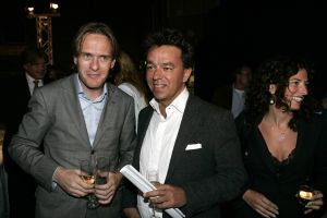 04-11-2005 SHOWBIZZ; ERIK DE VLIEGER LANCEERT DE NIEUWE QUOTE 500 IN HANGAR. Het Quote 500 spektakel in hangar nr. 3 op Schiphol Oost was er weer een op niet gauw te vergeten. Met een helikopter een met goud beschilderde geldwagen en vele liters champagne aangevuld met kilo s kaviaar zo introduceerde Jort Kelder en team de Quote 500, de lijst met de 500 rijkste Nederlanders. Vele rijke bobo s waren aanwezig oa Erik de Vlieger als agent, Annemarie van Gaal Jan Riedstra Harry Mens en Bodo Douque de softwareondernemer. Ook covergirl Femke was aanwezig en bracht toch even 25000 euro op voor het goede doel.
foto: Albert den Iseger