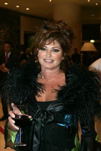 28-11-2005 SHOWBIZZ: BEAU MONDE AWARDS UITGEREIKT IN HILTON HOTEL AMSTERDAM. De jaarlijkse Beau Monde Awards zijn weer uitgereikt. Sylvana Simons, Tooske  Ragas, Inge de Bruin en Ellemieke Vermolen gingen naar huis met een prachtige bokaal. Vele bekenden van de Beau Monde waren naar het Hilton gekomen om te kijken en  vooral om bekeken te worden. Al met al weer een groots feest waar tout glamour Nederland anwezig was.
foto: Albert den Iseger.