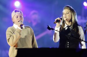 09-11-2006 SHOWBIZZ; WOLTER KROES WEER HELEMAAL TOP IN AHOY. Wolter Kroes gaf 5 en 6 november 2 concerten in de Ahoy die nagenoeg vol waren met zijn uitbundige fans.Gast optredens waren er van Cor Bakker_Jeroen van der Boom_Ruth Jacott_de Toppertjes Danny en Quilermo_Xander de Buisonje en Roxeanne en Andre Jr. Hazes.Al met al twee heel sfeer muziek volle dagen in de Rotterdamse Ahoy. 2007 staat Ahoy alweer op de agenda van Wolter Kroes.
foto: Albert den Iseger.