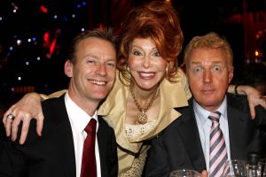 10-11-2006 SHOWBIZZ: PALAZZO OPENT HAAR DEUREN VOOR BEKEND NEDERLAND. Een compleet nieuwe show van internationale artiesten en achter het fornuis de 2 sterren kok Ron Blauw en zijn team. In aanwezigheid van oa. Andre van Duin_Frits Barend_Froukje de Both_Ramon Beuk_Frans Molenaar_ Mart Visser en tal van andere bekenden opende Palazzo haar deuren voor het Nederlandse publiek.Palazzo, een ultieme combinatie van theater en sfeervol dineren op topniveau, is dit jaar voor de derde keer te zien in Nederland.Ron Blauw Palazzo staat weer garant voor een onvergetelijke avondje uit.
foto: Albert den Iseger.