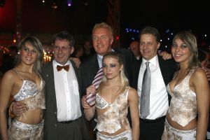 10-11-2006 SHOWBIZZ: PALAZZO OPENT HAAR DEUREN VOOR BEKEND NEDERLAND. Een compleet nieuwe show van internationale artiesten en achter het fornuis de 2 sterren kok Ron Blauw en zijn team. In aanwezigheid van oa. Andre van Duin_Frits Barend_Froukje de Both_Ramon Beuk_Frans Molenaar_ Mart Visser en tal van andere bekenden opende Palazzo haar deuren voor het Nederlandse publiek.Palazzo, een ultieme combinatie van theater en sfeervol dineren op topniveau, is dit jaar voor de derde keer te zien in Nederland.Ron Blauw Palazzo staat weer garant voor een onvergetelijke avondje uit.
foto: Albert den Iseger.