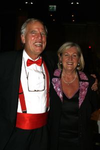 13-11-2006 SHOWBIZZ; SHARING SUCCES GALA WEER EEN FEESTJE. Succes moet je met elkaar delen, en dat deed men dan ook op de prachtige gala avond. Bernd Scheider en zijn medewerkers haalden maar liefst bijna 1.000.000 euro op voor het goede doel.Het werd een prachtige avond met vele sterren en een 90 man tellend orkest.Vele toppers uit de nederlandse zakenwereld waren ook aanwezig en deden echt niet kinderachtig als het om de euries ging. De kunstwereld had prachtige stukken belangenloos ingebracht en zorgden dan ook voor deze geweldige opbrengst.
foto: Albert den Iseger.