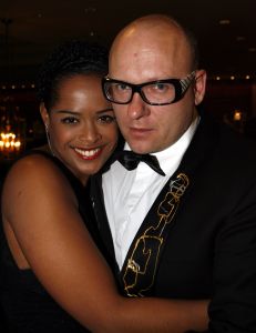 13-11-2006 SHOWBIZZ; SHARING SUCCES GALA WEER EEN FEESTJE. Succes moet je met elkaar delen, en dat deed men dan ook op de prachtige gala avond. Bernd Scheider en zijn medewerkers haalden maar liefst bijna 1.000.000 euro op voor het goede doel.Het werd een prachtige avond met vele sterren en een 90 man tellend orkest.Vele toppers uit de nederlandse zakenwereld waren ook aanwezig en deden echt niet kinderachtig als het om de euries ging. De kunstwereld had prachtige stukken belangenloos ingebracht en zorgden dan ook voor deze geweldige opbrengst.
foto: Albert den Iseger.