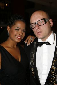 13-11-2006 SHOWBIZZ; SHARING SUCCES GALA WEER EEN FEESTJE. Succes moet je met elkaar delen, en dat deed men dan ook op de prachtige gala avond. Bernd Scheider en zijn medewerkers haalden maar liefst bijna 1.000.000 euro op voor het goede doel.Het werd een prachtige avond met vele sterren en een 90 man tellend orkest.Vele toppers uit de nederlandse zakenwereld waren ook aanwezig en deden echt niet kinderachtig als het om de euries ging. De kunstwereld had prachtige stukken belangenloos ingebracht en zorgden dan ook voor deze geweldige opbrengst.
foto: Albert den Iseger.