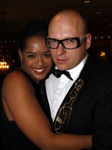13-11-2006 SHOWBIZZ; SHARING SUCCES GALA WEER EEN FEESTJE. Succes moet je met elkaar delen, en dat deed men dan ook op de prachtige gala avond. Bernd Scheider en zijn medewerkers haalden maar liefst bijna 1.000.000 euro op voor het goede doel.Het werd een prachtige avond met vele sterren en een 90 man tellend orkest.Vele toppers uit de nederlandse zakenwereld waren ook aanwezig en deden echt niet kinderachtig als het om de euries ging. De kunstwereld had prachtige stukken belangenloos ingebracht en zorgden dan ook voor deze geweldige opbrengst.
foto: Albert den Iseger.