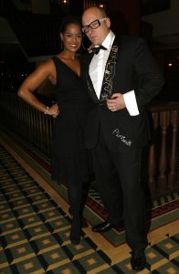 13-11-2006 SHOWBIZZ; SHARING SUCCES GALA WEER EEN FEESTJE. Succes moet je met elkaar delen, en dat deed men dan ook op de prachtige gala avond. Bernd Scheider en zijn medewerkers haalden maar liefst bijna 1.000.000 euro op voor het goede doel.Het werd een prachtige avond met vele sterren en een 90 man tellend orkest.Vele toppers uit de nederlandse zakenwereld waren ook aanwezig en deden echt niet kinderachtig als het om de euries ging. De kunstwereld had prachtige stukken belangenloos ingebracht en zorgden dan ook voor deze geweldige opbrengst.
foto: Albert den Iseger.