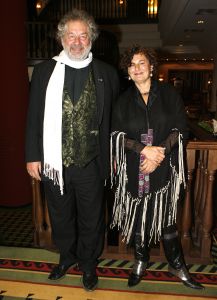 13-11-2006 SHOWBIZZ; SHARING SUCCES GALA WEER EEN FEESTJE. Succes moet je met elkaar delen, en dat deed men dan ook op de prachtige gala avond. Bernd Scheider en zijn medewerkers haalden maar liefst bijna 1.000.000 euro op voor het goede doel.Het werd een prachtige avond met vele sterren en een 90 man tellend orkest.Vele toppers uit de nederlandse zakenwereld waren ook aanwezig en deden echt niet kinderachtig als het om de euries ging. De kunstwereld had prachtige stukken belangenloos ingebracht en zorgden dan ook voor deze geweldige opbrengst.
foto: Albert den Iseger.
