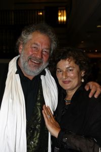 13-11-2006 SHOWBIZZ; SHARING SUCCES GALA WEER EEN FEESTJE. Succes moet je met elkaar delen, en dat deed men dan ook op de prachtige gala avond. Bernd Scheider en zijn medewerkers haalden maar liefst bijna 1.000.000 euro op voor het goede doel.Het werd een prachtige avond met vele sterren en een 90 man tellend orkest.Vele toppers uit de nederlandse zakenwereld waren ook aanwezig en deden echt niet kinderachtig als het om de euries ging. De kunstwereld had prachtige stukken belangenloos ingebracht en zorgden dan ook voor deze geweldige opbrengst.
foto: Albert den Iseger.