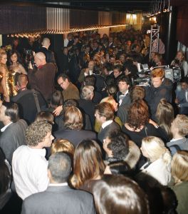 02-11-2005 SHOWBIZZ; JORT KELDER PRESENTEERDE ZIJN NIEUWE QUOTE 500 EDITIE. Jort kwam voorrijden in een XXXLL Hummer compleet met Quote babes en Lange Frans, op zijn voortanden in het goud 500 geplakt als een echte rapper, hij had er zin in. Hij zong samen met Lange  Frans... DE RIJKEN MOETEN NIET ZEIKEN... en het feest was begonnen.Veel mensen van de 500 lijst waren niet aanwezig, de draak werd gestoken met Jaap Blokker tijdens een act met een verpakkingszak over het hoofd van Jort. Al met al weer een leuk feest in een ietswat te kleine lokatie  PAYS BAS voor zoveel geld.
foto: Albert den Iseger.