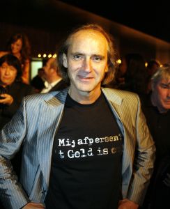 02-11-2005 SHOWBIZZ; JORT KELDER PRESENTEERDE ZIJN NIEUWE QUOTE 500 EDITIE. Jort kwam voorrijden in een XXXLL Hummer compleet met Quote babes en Lange Frans, op zijn voortanden in het goud 500 geplakt als een echte rapper, hij had er zin in. Hij zong samen met Lange  Frans... DE RIJKEN MOETEN NIET ZEIKEN... en het feest was begonnen.Veel mensen van de 500 lijst waren niet aanwezig, de draak werd gestoken met Jaap Blokker tijdens een act met een verpakkingszak over het hoofd van Jort. Al met al weer een leuk feest in een ietswat te kleine lokatie  PAYS BAS voor zoveel geld.
foto: Albert den Iseger.
