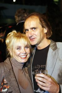 02-11-2005 SHOWBIZZ; JORT KELDER PRESENTEERDE ZIJN NIEUWE QUOTE 500 EDITIE. Jort kwam voorrijden in een XXXLL Hummer compleet met Quote babes en Lange Frans, op zijn voortanden in het goud 500 geplakt als een echte rapper, hij had er zin in. Hij zong samen met Lange  Frans... DE RIJKEN MOETEN NIET ZEIKEN... en het feest was begonnen.Veel mensen van de 500 lijst waren niet aanwezig, de draak werd gestoken met Jaap Blokker tijdens een act met een verpakkingszak over het hoofd van Jort. Al met al weer een leuk feest in een ietswat te kleine lokatie  PAYS BAS voor zoveel geld.
foto: Albert den Iseger.