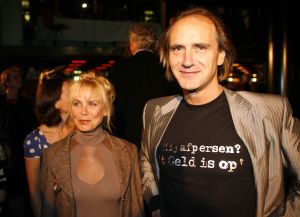 02-11-2005 SHOWBIZZ; JORT KELDER PRESENTEERDE ZIJN NIEUWE QUOTE 500 EDITIE. Jort kwam voorrijden in een XXXLL Hummer compleet met Quote babes en Lange Frans, op zijn voortanden in het goud 500 geplakt als een echte rapper, hij had er zin in. Hij zong samen met Lange  Frans... DE RIJKEN MOETEN NIET ZEIKEN... en het feest was begonnen.Veel mensen van de 500 lijst waren niet aanwezig, de draak werd gestoken met Jaap Blokker tijdens een act met een verpakkingszak over het hoofd van Jort. Al met al weer een leuk feest in een ietswat te kleine lokatie  PAYS BAS voor zoveel geld.
foto: Albert den Iseger.