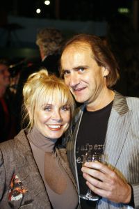 02-11-2005 SHOWBIZZ; JORT KELDER PRESENTEERDE ZIJN NIEUWE QUOTE 500 EDITIE. Jort kwam voorrijden in een XXXLL Hummer compleet met Quote babes en Lange Frans, op zijn voortanden in het goud 500 geplakt als een echte rapper, hij had er zin in. Hij zong samen met Lange  Frans... DE RIJKEN MOETEN NIET ZEIKEN... en het feest was begonnen.Veel mensen van de 500 lijst waren niet aanwezig, de draak werd gestoken met Jaap Blokker tijdens een act met een verpakkingszak over het hoofd van Jort. Al met al weer een leuk feest in een ietswat te kleine lokatie  PAYS BAS voor zoveel geld.
foto: Albert den Iseger.