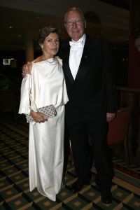 13-11-2006 SHOWBIZZ; SHARING SUCCES GALA WEER EEN FEESTJE. Succes moet je met elkaar delen, en dat deed men dan ook op de prachtige gala avond. Bernd Scheider en zijn medewerkers haalden maar liefst bijna 1.000.000 euro op voor het goede doel.Het werd een prachtige avond met vele sterren en een 90 man tellend orkest.Vele toppers uit de nederlandse zakenwereld waren ook aanwezig en deden echt niet kinderachtig als het om de euries ging. De kunstwereld had prachtige stukken belangenloos ingebracht en zorgden dan ook voor deze geweldige opbrengst.
foto: Albert den Iseger.