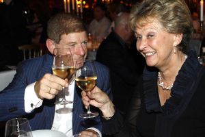 10-11-2006 SHOWBIZZ: PALAZZO OPENT HAAR DEUREN VOOR BEKEND NEDERLAND. Een compleet nieuwe show van internationale artiesten en achter het fornuis de 2 sterren kok Ron Blauw en zijn team. In aanwezigheid van oa. Andre van Duin_Frits Barend_Froukje de Both_Ramon Beuk_Frans Molenaar_ Mart Visser en tal van andere bekenden opende Palazzo haar deuren voor het Nederlandse publiek.Palazzo, een ultieme combinatie van theater en sfeervol dineren op topniveau, is dit jaar voor de derde keer te zien in Nederland.Ron Blauw Palazzo staat weer garant voor een onvergetelijke avondje uit.
foto: Albert den Iseger.