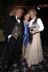 13-11-2006 SHOWBIZZ; SHARING SUCCES GALA WEER EEN FEESTJE. Succes moet je met elkaar delen, en dat deed men dan ook op de prachtige gala avond. Bernd Scheider en zijn medewerkers haalden maar liefst bijna 1.000.000 euro op voor het goede doel.Het werd een prachtige avond met vele sterren en een 90 man tellend orkest.Vele toppers uit de nederlandse zakenwereld waren ook aanwezig en deden echt niet kinderachtig als het om de euries ging. De kunstwereld had prachtige stukken belangenloos ingebracht en zorgden dan ook voor deze geweldige opbrengst.
foto: Albert den Iseger.