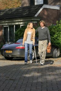 01-11-2006 SHOWBIZZ; SOFIE EN HANS KRAAIJ KNOKKEN VOOR HERSTEL SOFIE.De eerste exclusieve foto s van Hans en Sofie Kraaij. Samen onderweg naar morgen en voor een spoedig herstel van Sofie die 2 maanden geleden werd getroffen door een hersenbloeding.Meerdere keren per week naar therapeuten die haar begeleiden naar herstel.
foto: albert den Iseger.