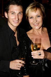 10-11-2006 SHOWBIZZ: PALAZZO OPENT HAAR DEUREN VOOR BEKEND NEDERLAND. Een compleet nieuwe show van internationale artiesten en achter het fornuis de 2 sterren kok Ron Blauw en zijn team. In aanwezigheid van oa. Andre van Duin_Frits Barend_Froukje de Both_Ramon Beuk_Frans Molenaar_ Mart Visser en tal van andere bekenden opende Palazzo haar deuren voor het Nederlandse publiek.Palazzo, een ultieme combinatie van theater en sfeervol dineren op topniveau, is dit jaar voor de derde keer te zien in Nederland.Ron Blauw Palazzo staat weer garant voor een onvergetelijke avondje uit.
foto: Albert den Iseger.