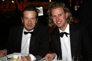 13-11-2006 SHOWBIZZ; SHARING SUCCES GALA WEER EEN FEESTJE. Succes moet je met elkaar delen, en dat deed men dan ook op de prachtige gala avond. Bernd Scheider en zijn medewerkers haalden maar liefst bijna 1.000.000 euro op voor het goede doel.Het werd een prachtige avond met vele sterren en een 90 man tellend orkest.Vele toppers uit de nederlandse zakenwereld waren ook aanwezig en deden echt niet kinderachtig als het om de euries ging. De kunstwereld had prachtige stukken belangenloos ingebracht en zorgden dan ook voor deze geweldige opbrengst.
foto: Albert den Iseger.