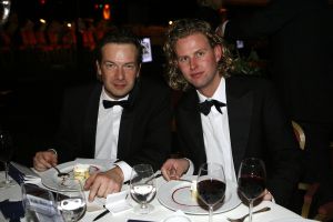 13-11-2006 SHOWBIZZ; SHARING SUCCES GALA WEER EEN FEESTJE. Succes moet je met elkaar delen, en dat deed men dan ook op de prachtige gala avond. Bernd Scheider en zijn medewerkers haalden maar liefst bijna 1.000.000 euro op voor het goede doel.Het werd een prachtige avond met vele sterren en een 90 man tellend orkest.Vele toppers uit de nederlandse zakenwereld waren ook aanwezig en deden echt niet kinderachtig als het om de euries ging. De kunstwereld had prachtige stukken belangenloos ingebracht en zorgden dan ook voor deze geweldige opbrengst.
foto: Albert den Iseger.