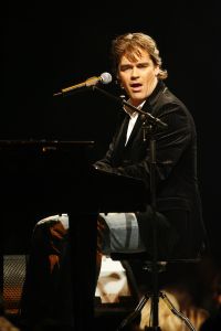 09-11-2006 SHOWBIZZ; WOLTER KROES WEER HELEMAAL TOP IN AHOY. Wolter Kroes gaf 5 en 6 november 2 concerten in de Ahoy die nagenoeg vol waren met zijn uitbundige fans.Gast optredens waren er van Cor Bakker_Jeroen van der Boom_Ruth Jacott_de Toppertjes Danny en Quilermo_Xander de Buisonje en Roxeanne en Andre Jr. Hazes.Al met al twee heel sfeer muziek volle dagen in de Rotterdamse Ahoy. 2007 staat Ahoy alweer op de agenda van Wolter Kroes.
foto: Albert den Iseger.