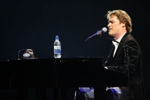 09-11-2006 SHOWBIZZ; WOLTER KROES WEER HELEMAAL TOP IN AHOY. Wolter Kroes gaf 5 en 6 november 2 concerten in de Ahoy die nagenoeg vol waren met zijn uitbundige fans.Gast optredens waren er van Cor Bakker_Jeroen van der Boom_Ruth Jacott_de Toppertjes Danny en Quilermo_Xander de Buisonje en Roxeanne en Andre Jr. Hazes.Al met al twee heel sfeer muziek volle dagen in de Rotterdamse Ahoy. 2007 staat Ahoy alweer op de agenda van Wolter Kroes.
foto: Albert den Iseger.
