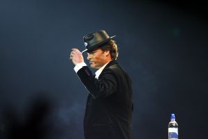 09-11-2006 SHOWBIZZ; WOLTER KROES WEER HELEMAAL TOP IN AHOY. Wolter Kroes gaf 5 en 6 november 2 concerten in de Ahoy die nagenoeg vol waren met zijn uitbundige fans.Gast optredens waren er van Cor Bakker_Jeroen van der Boom_Ruth Jacott_de Toppertjes Danny en Quilermo_Xander de Buisonje en Roxeanne en Andre Jr. Hazes.Al met al twee heel sfeer muziek volle dagen in de Rotterdamse Ahoy. 2007 staat Ahoy alweer op de agenda van Wolter Kroes.
foto: Albert den Iseger.