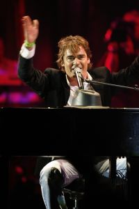 09-11-2006 SHOWBIZZ; WOLTER KROES WEER HELEMAAL TOP IN AHOY. Wolter Kroes gaf 5 en 6 november 2 concerten in de Ahoy die nagenoeg vol waren met zijn uitbundige fans.Gast optredens waren er van Cor Bakker_Jeroen van der Boom_Ruth Jacott_de Toppertjes Danny en Quilermo_Xander de Buisonje en Roxeanne en Andre Jr. Hazes.Al met al twee heel sfeer muziek volle dagen in de Rotterdamse Ahoy. 2007 staat Ahoy alweer op de agenda van Wolter Kroes.
foto: Albert den Iseger.