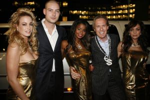02-11-2005 SHOWBIZZ; JORT KELDER PRESENTEERDE ZIJN NIEUWE QUOTE 500 EDITIE. Jort kwam voorrijden in een XXXLL Hummer compleet met Quote babes en Lange Frans, op zijn voortanden in het goud 500 geplakt als een echte rapper, hij had er zin in. Hij zong samen met Lange  Frans... DE RIJKEN MOETEN NIET ZEIKEN... en het feest was begonnen.Veel mensen van de 500 lijst waren niet aanwezig, de draak werd gestoken met Jaap Blokker tijdens een act met een verpakkingszak over het hoofd van Jort. Al met al weer een leuk feest in een ietswat te kleine lokatie  PAYS BAS voor zoveel geld.
foto: Albert den Iseger.