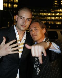 02-11-2005 SHOWBIZZ; JORT KELDER PRESENTEERDE ZIJN NIEUWE QUOTE 500 EDITIE. Jort kwam voorrijden in een XXXLL Hummer compleet met Quote babes en Lange Frans, op zijn voortanden in het goud 500 geplakt als een echte rapper, hij had er zin in. Hij zong samen met Lange  Frans... DE RIJKEN MOETEN NIET ZEIKEN... en het feest was begonnen.Veel mensen van de 500 lijst waren niet aanwezig, de draak werd gestoken met Jaap Blokker tijdens een act met een verpakkingszak over het hoofd van Jort. Al met al weer een leuk feest in een ietswat te kleine lokatie  PAYS BAS voor zoveel geld.
foto: Albert den Iseger.
