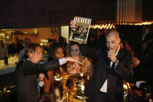 02-11-2005 SHOWBIZZ; JORT KELDER PRESENTEERDE ZIJN NIEUWE QUOTE 500 EDITIE. Jort kwam voorrijden in een XXXLL Hummer compleet met Quote babes en Lange Frans, op zijn voortanden in het goud 500 geplakt als een echte rapper, hij had er zin in. Hij zong samen met Lange  Frans... DE RIJKEN MOETEN NIET ZEIKEN... en het feest was begonnen.Veel mensen van de 500 lijst waren niet aanwezig, de draak werd gestoken met Jaap Blokker tijdens een act met een verpakkingszak over het hoofd van Jort. Al met al weer een leuk feest in een ietswat te kleine lokatie  PAYS BAS voor zoveel geld.
foto: Albert den Iseger.